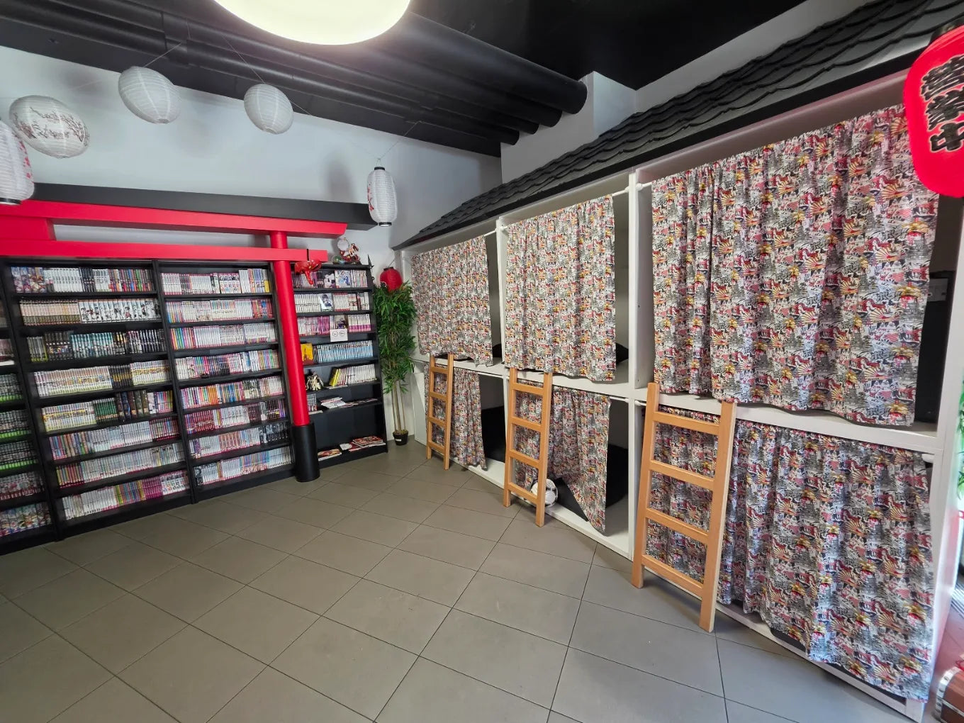 Espaces manga et alcôves du Subarashii Manga Café